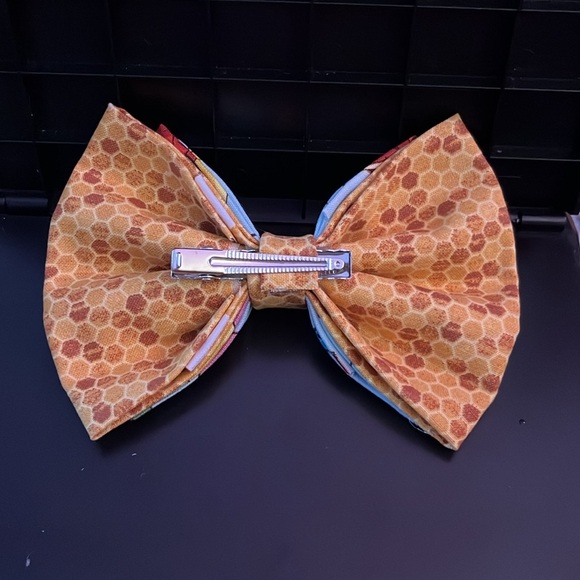 Disneys Winnie the Pooh Piglet bow - Picture 2 of 4